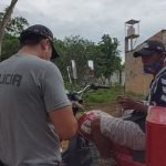 Tarapoto: Intervienen a sujeto que intentaba arrojar botellas vacías de cerveza por el Achual