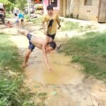 Banda de Shilcayo: Niños aprovechan ruptura de tubería de agua potable para bañarse