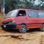 Tarapoto: Combi se hunde luego que trabajadores de empresa rompieran tubería matriz de agua potable