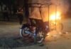 Morales: Vándalos que dicen llamarse barristas incendian trimóvil en el sector Las Palmeras