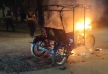 Morales: Vándalos que dicen llamarse barristas incendian trimóvil en el sector Las Palmeras