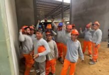 Tarapoto: Obreros que construyen local de agricultura denuncian que les encerraron para evitar protestas