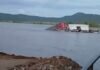 Picota: Tráiler se hunde en el río Huallaga cuando era transportado en balsa cautiva
