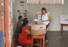 Tarapoto: Congresistas y candidatos a Diputados Cheryl Trigozo y Arturo Alegría sufragaron luego de desayuno electoral