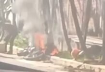 San Martín: Pandilleros incendian motocicleta nueva robada en pleno centro de Tarapoto