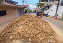 Tarapoto: Vecinos exigen a EMAPA retirar montículo de tierra que obstaculiza vía en el jirón Sucre