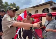 San Martín: Vándalo muestra actitud agresiva con policía de Morales en medio de entrega de bandera