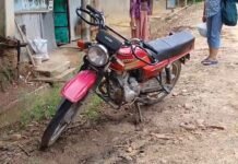Tarapoto: Abandonan motocicleta en el Jr. España, vecinos señalan que joven la estacionó y la dejó