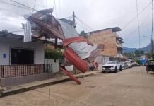 Tarapoto: Fuertes vientos derriban techo y dejan cables expuestos en el jirón Tomás Villacorta