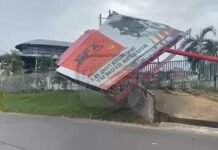 San Martín: Ventarrón derriba panel publicitario en Tarapoto y obliga a restringir el tránsito, lo mismo sucedió en Morales