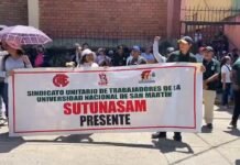Tarapoto: En el segundo día de paralización, trabajadores de la UNSM realizan plantón frente a Subprefectura