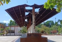 Tarapoto: Padres de familia alertan que techado de tribuna de la Concha Acústica se cae a pedazos